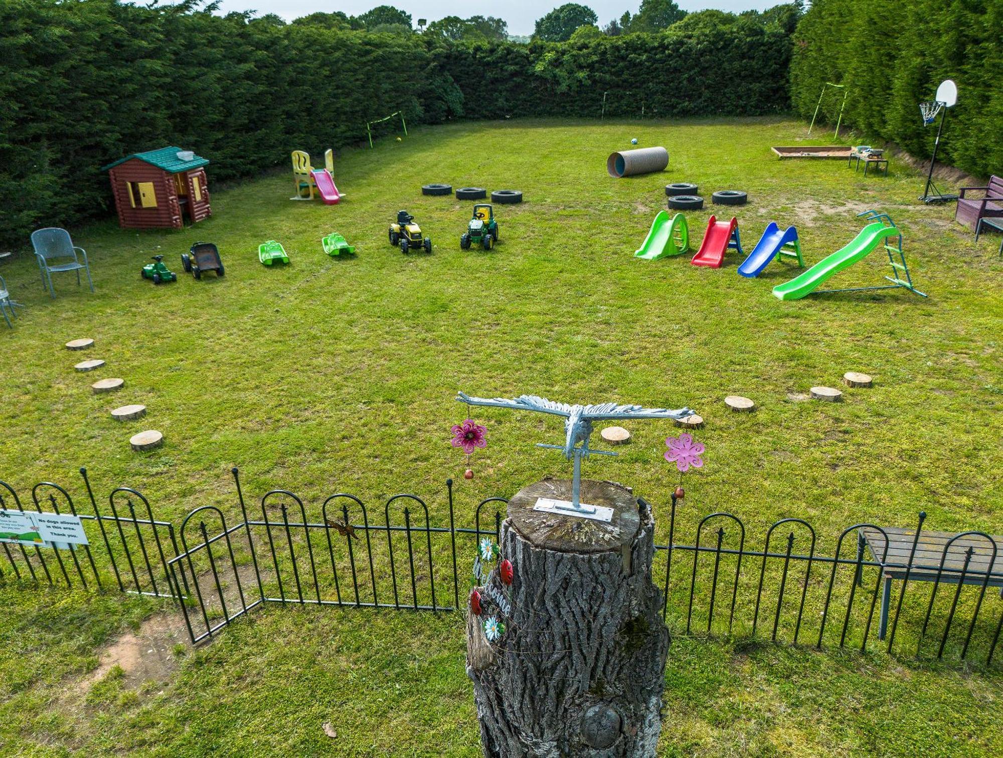 Upside Down House: Quirky Retreat Near Sherwood Forest Nottingham Exterior photo