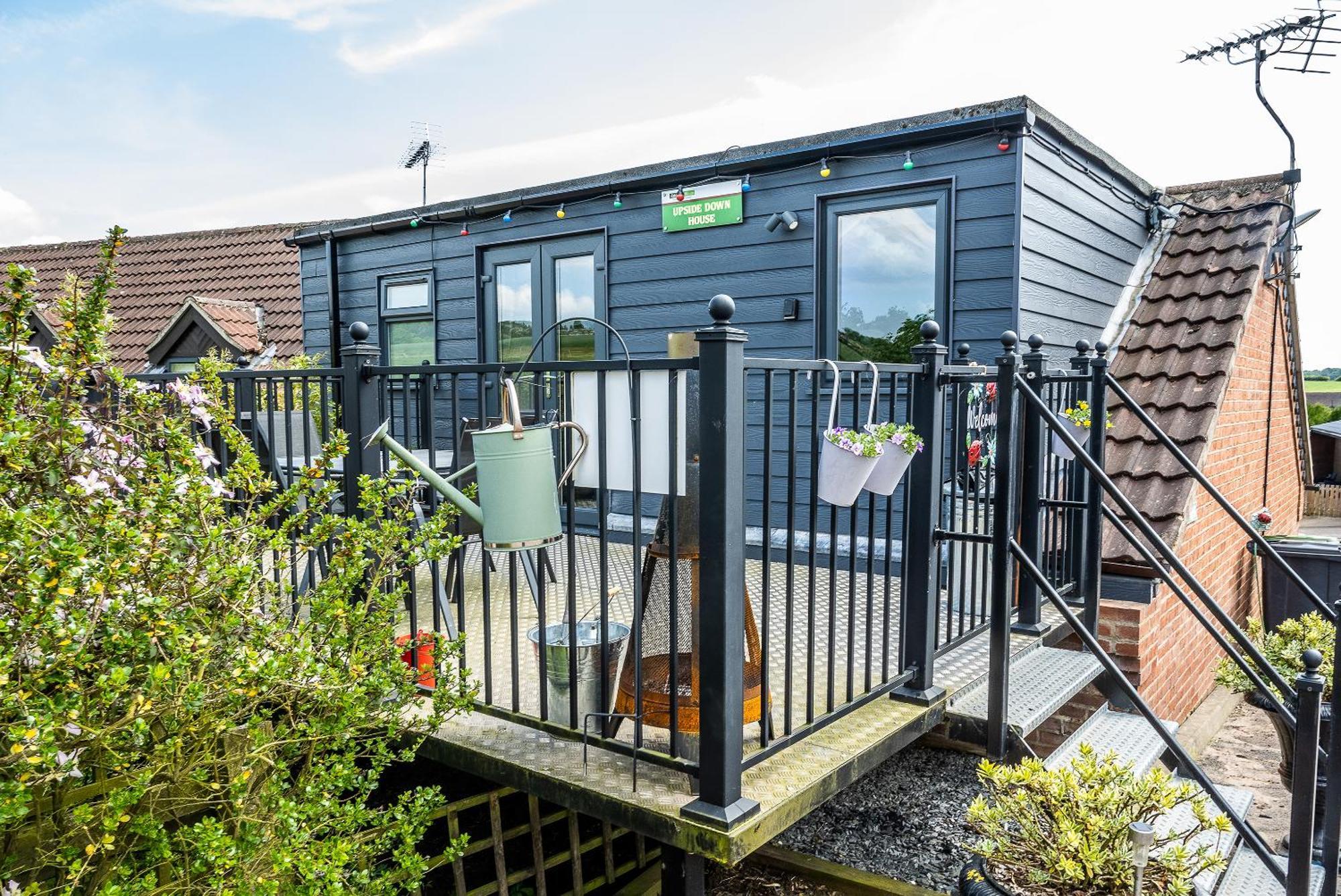 Upside Down House: Quirky Retreat Near Sherwood Forest Nottingham Exterior photo